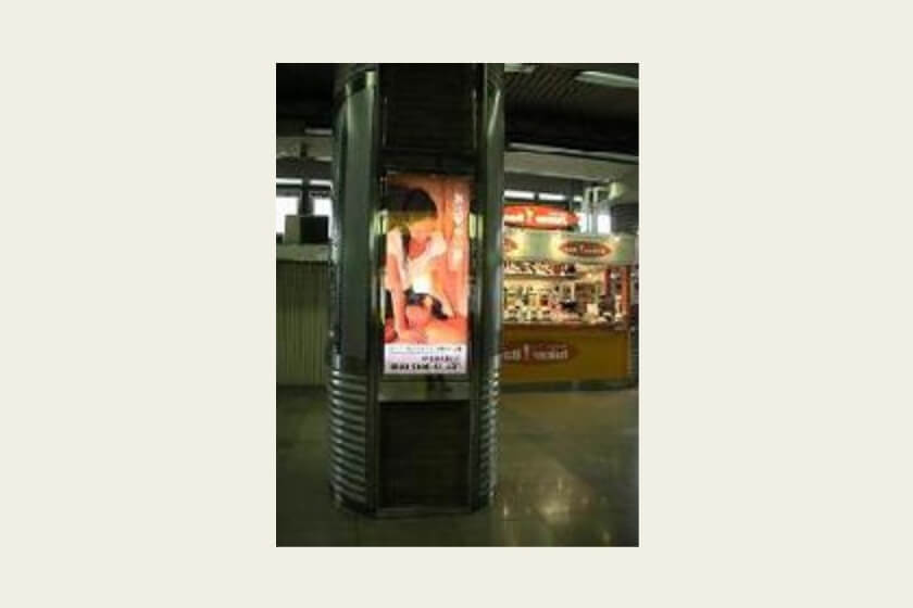 恵比寿東口駅内看板